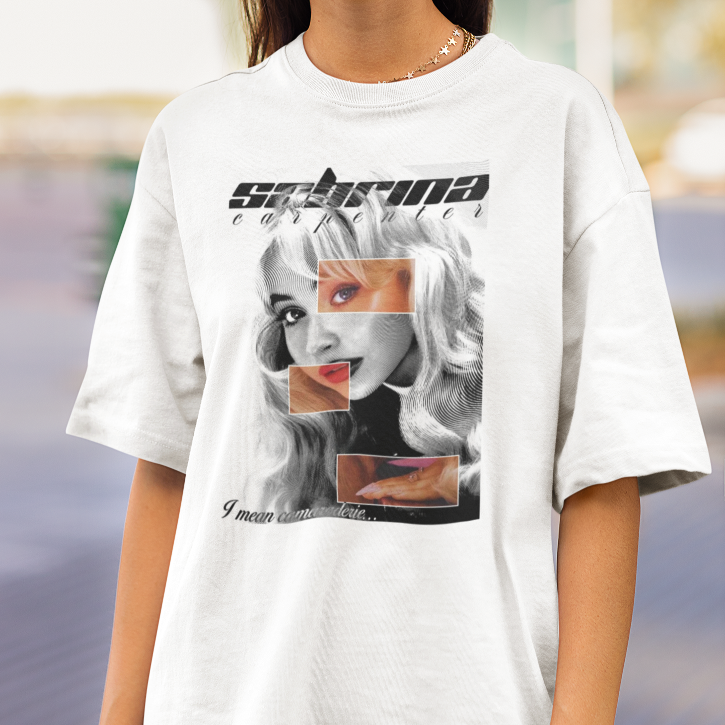 Camiseta Básica Sabrina Carpenter Collage P&B
