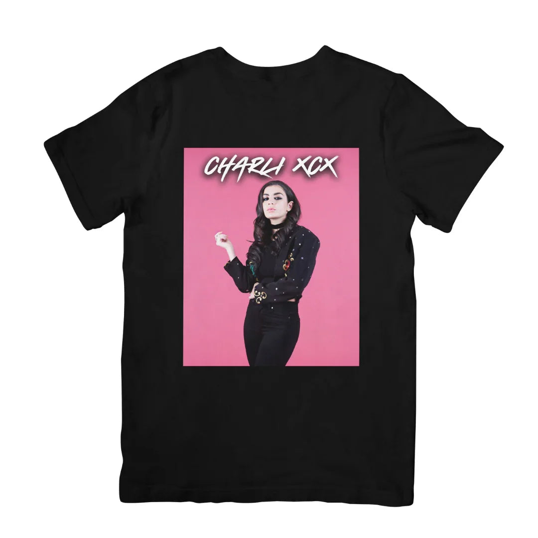 Camiseta Básica Charli XCX Pose Preto