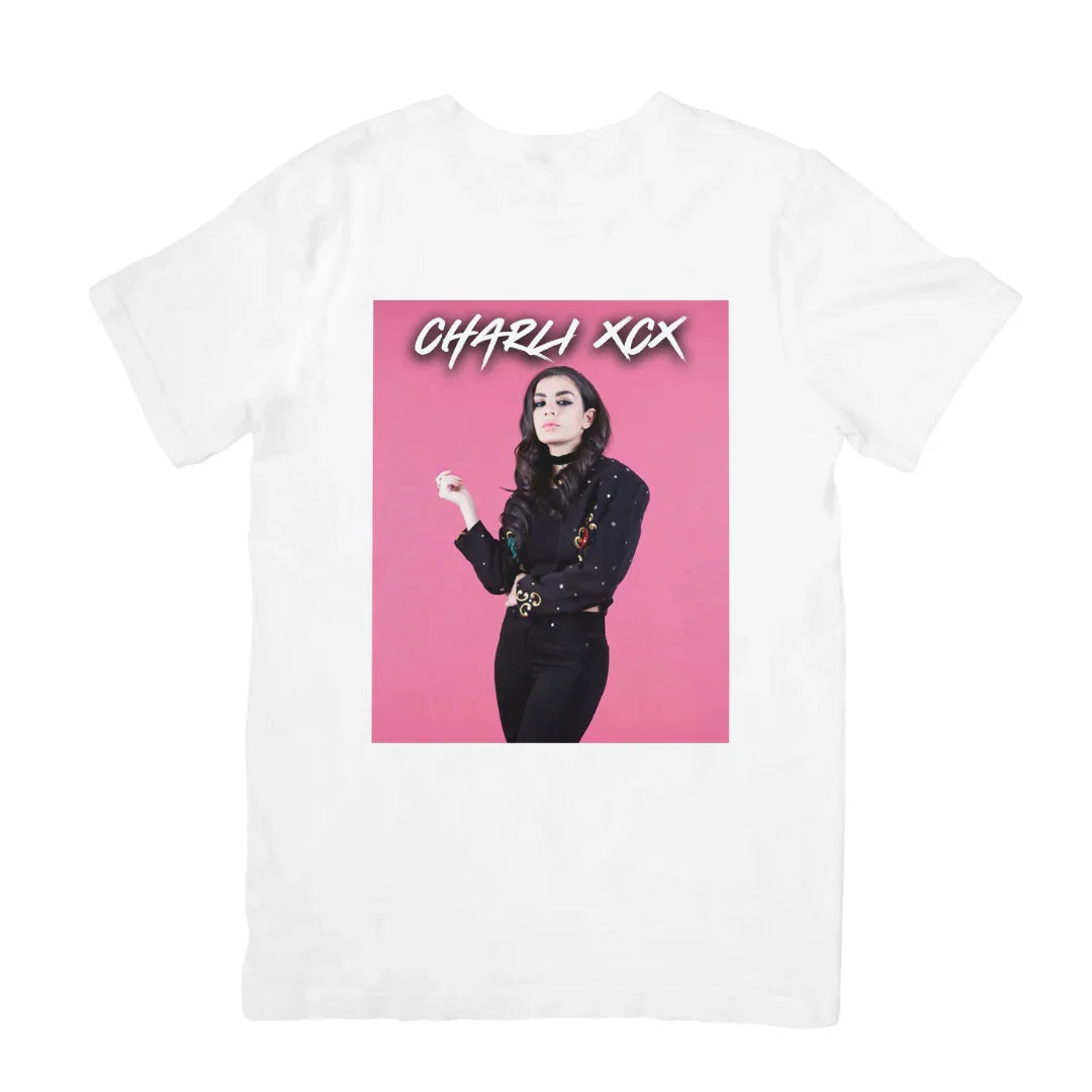 Camiseta Básica Charli XCX Pose Branco