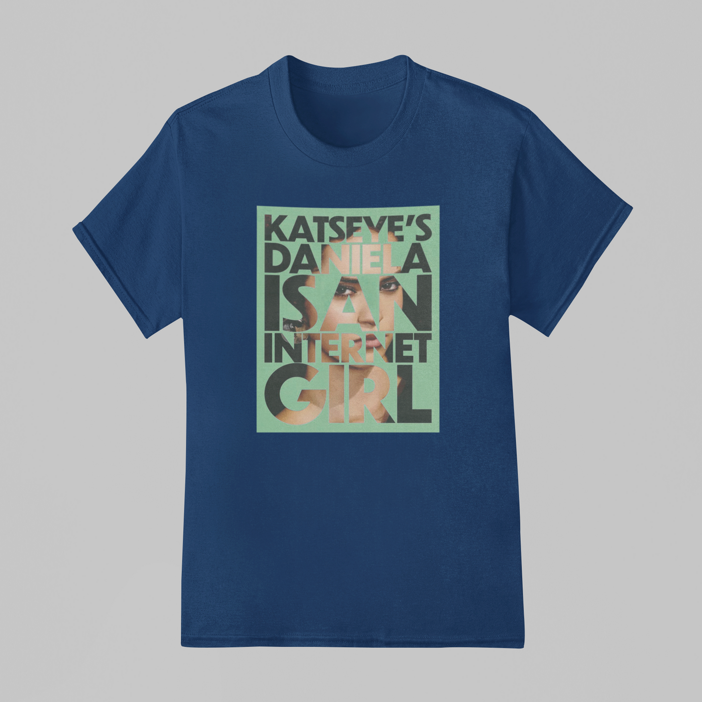 Camiseta Básica Katseye Daniela Internet Girl