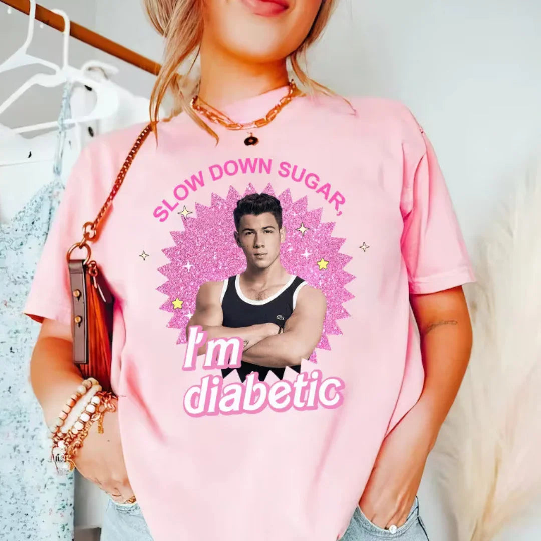 Camiseta Básica Jonas Brothers Slow Down Sugar I'm Diabetic Rosa Bebê