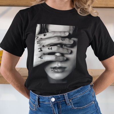 Camiseta Básica BTS Jungkook Covering Eyes