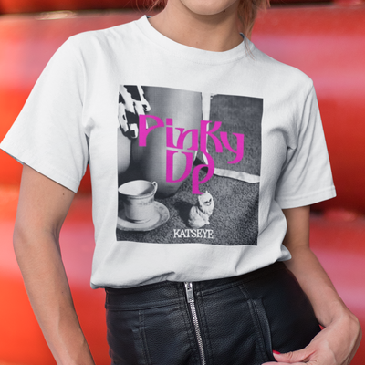 Camiseta Básica Katseye Pinky Up Cat Photo