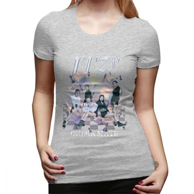 Camiseta Básica Itzy Checkmate - cinza